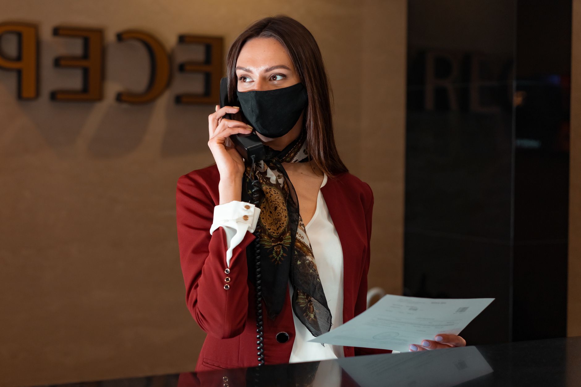 Recepcionista dun negocio sen poder atender o teléfono