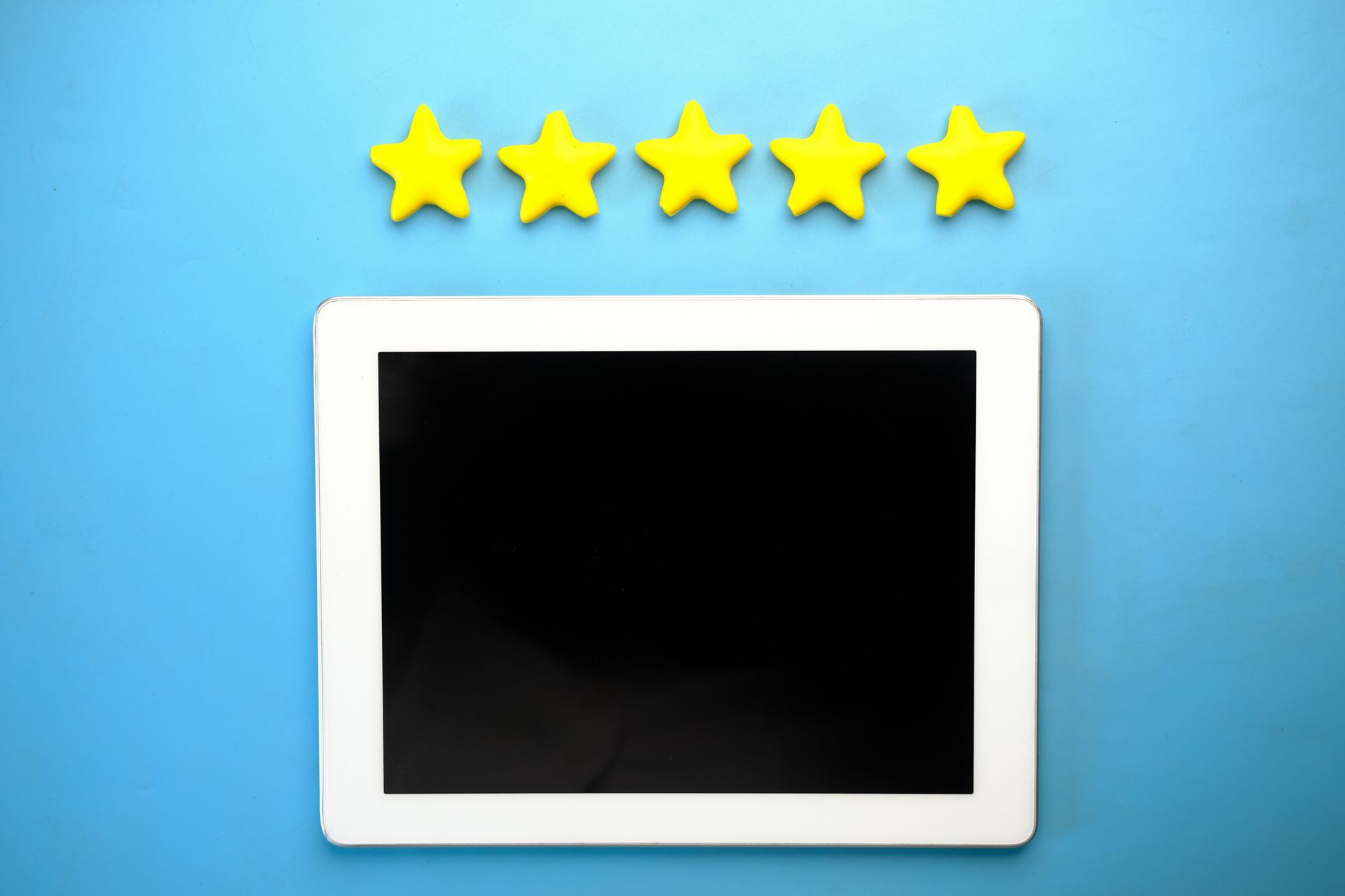 Pantalla de móbil mostrando reseñas con estrelas en Google