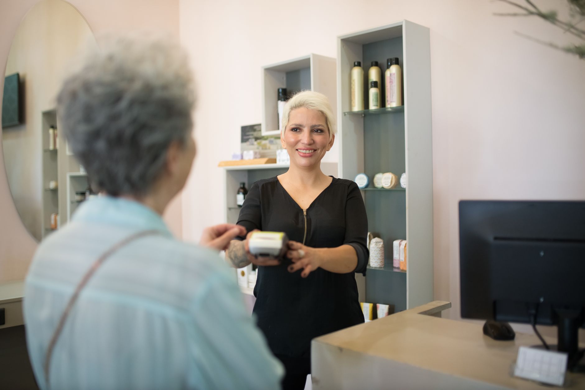 Recepción de una peluquería con teléfono para gestionar citas